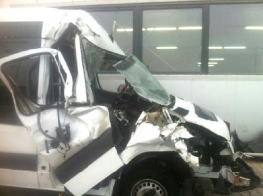 Un microbuz care face curse spre Otopeni, distrus după ce a intrat într-un utilaj de deszăpezire. A adormit şoferul?